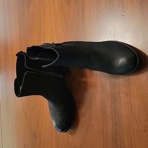 Like new earth booties. Size 8.5